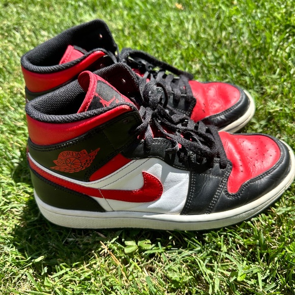 AIR JORDAN 1 MID - WHITE, BLACK, RED - SZ 9 - Picture 3 of 7